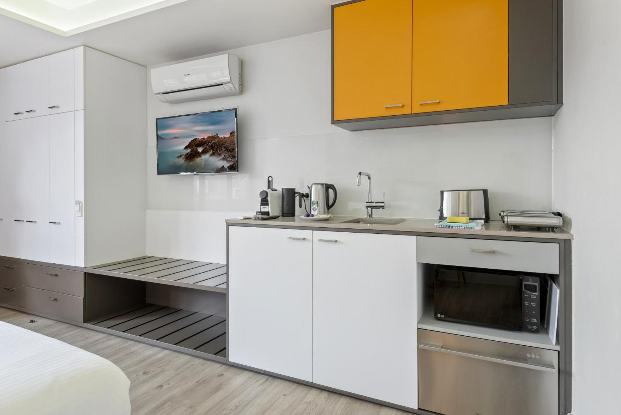 Apartment Bright Coastal In St Kilda Area